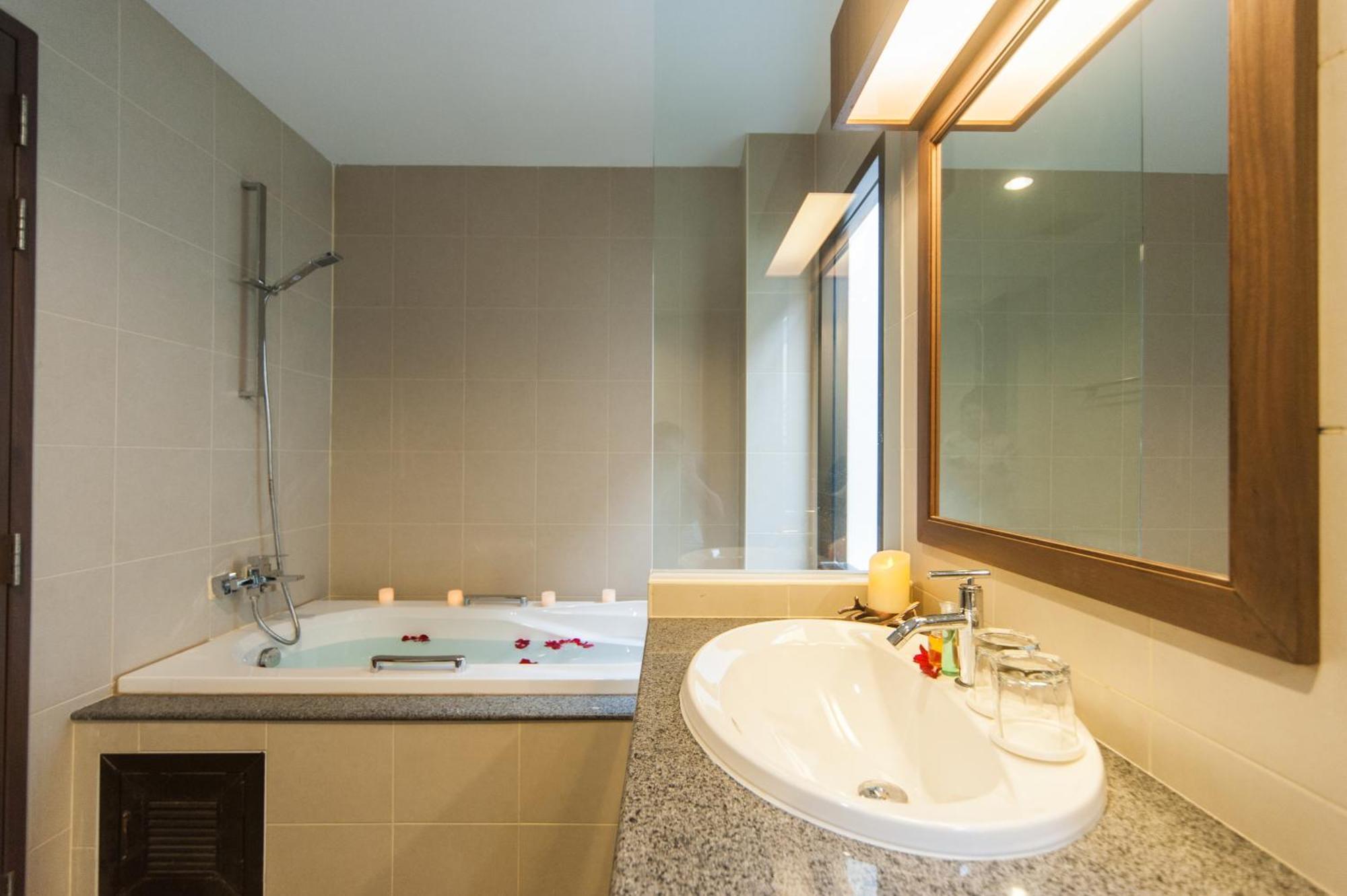 Ratana Hill Patong Aparthotel Стая снимка